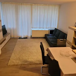Ryan Mit 2 Hotel